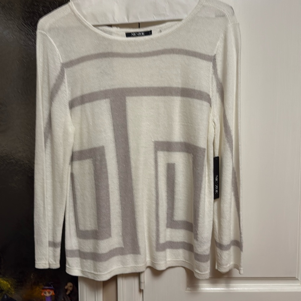 NIC & Zoe sweater gray and white.